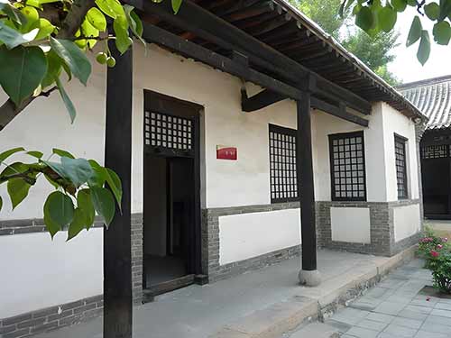 西柏坡红色基地廉政教育如何引导基层干部恪守"不拿群众一针一线"纪律?
